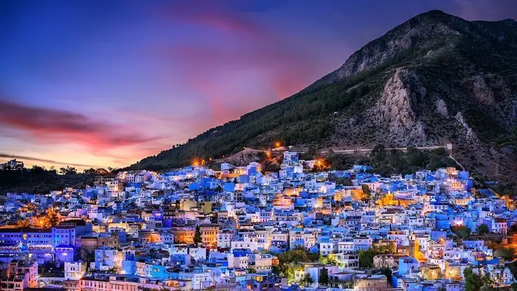 Chefchaouen ao entardecer, com as casas azuis