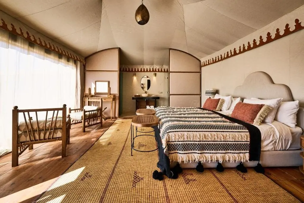 Interior da tenda de luxo em Merzouga