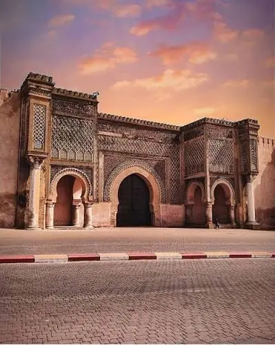Portão Bab El-Mansour, em Meknes, ao entardecer