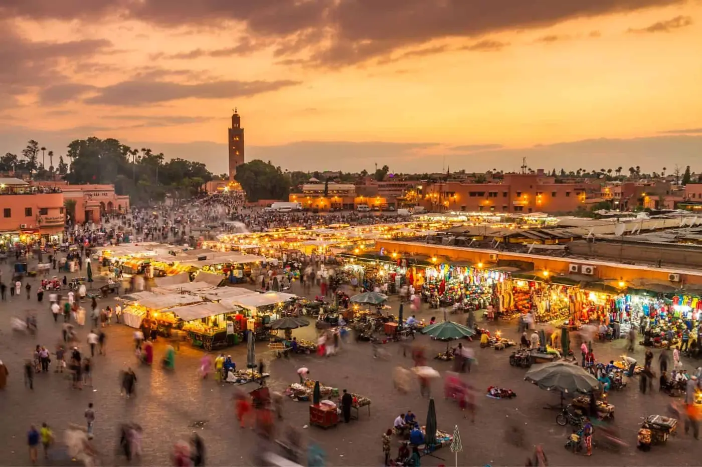 Praça Jemaa el-Fna ao pôr do sol