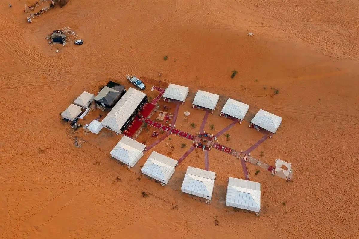 Vista aérea do acampamento de tendas em Merzouga, no deserto