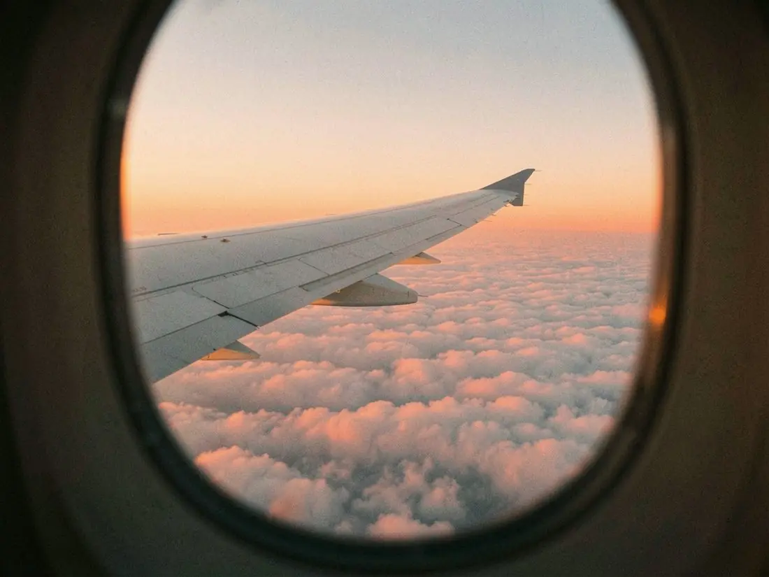 Vista da janela do avião sobre as nuvens
